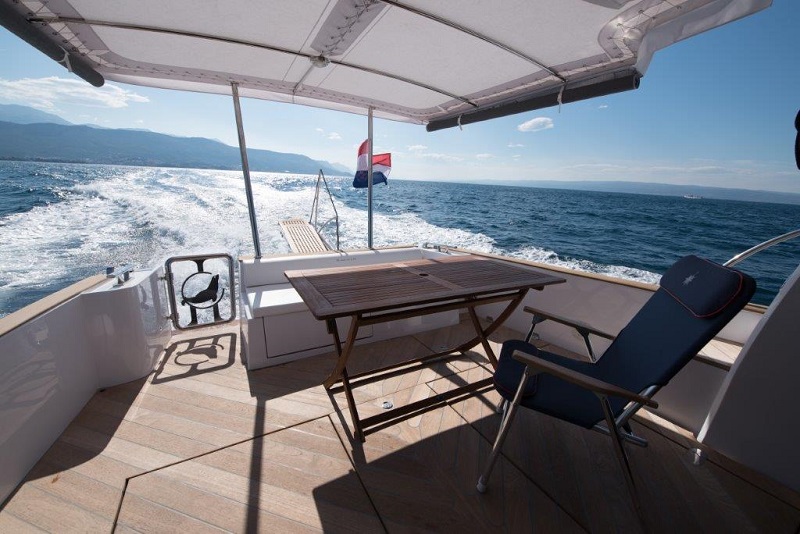 Lounge and dinning area on stern