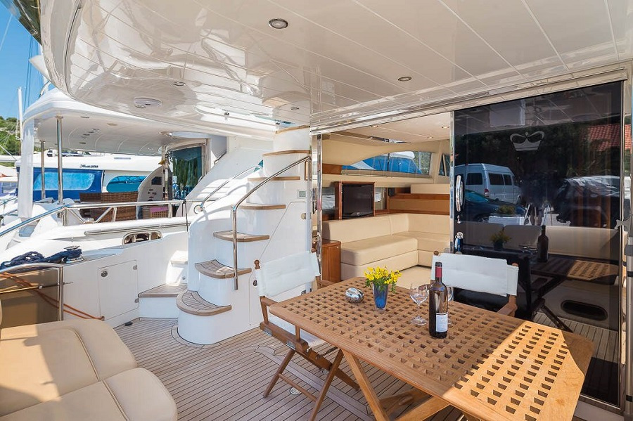 Outdoor sitting area at the stern deck