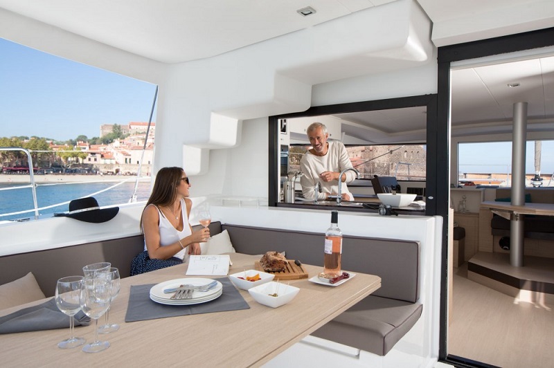 Lounge and dinning area on stern