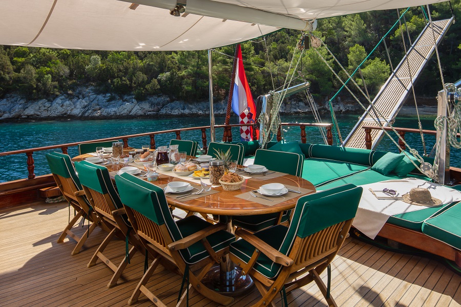 Lounge and dining area on stern deck