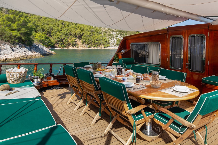 Lounge and dining area on stern deck