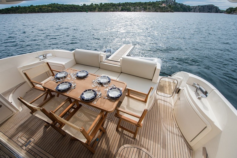 Lounge and dinning area on stern deck