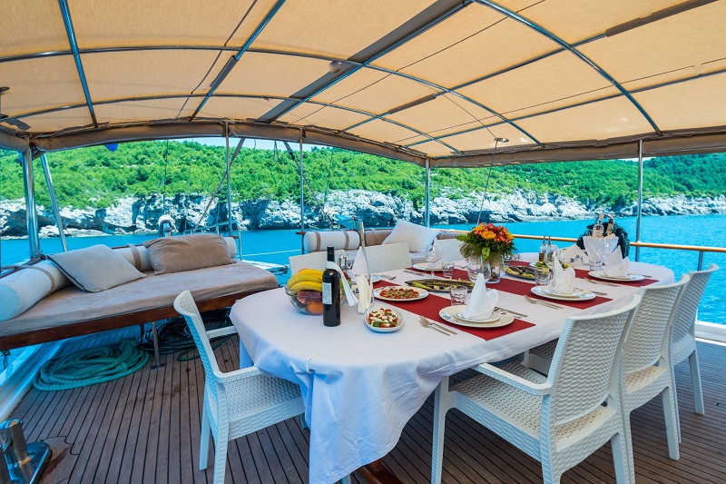 Dining zone at stern deck