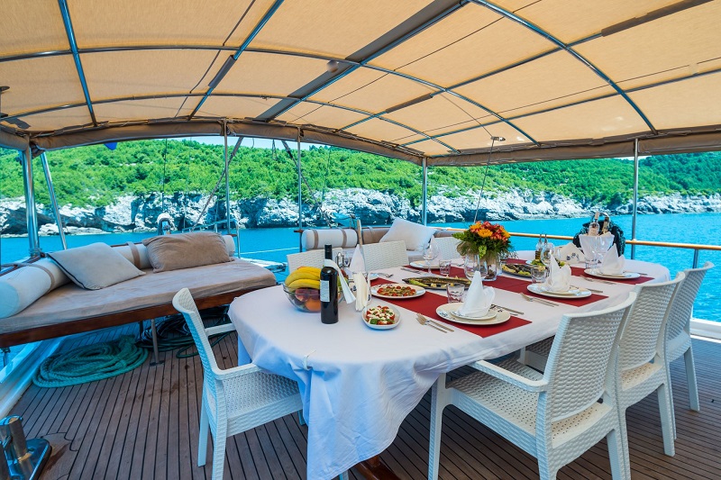 Zona da pranzo su ponte di poppa