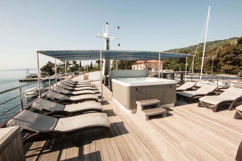 Sun deck with jacuzzi