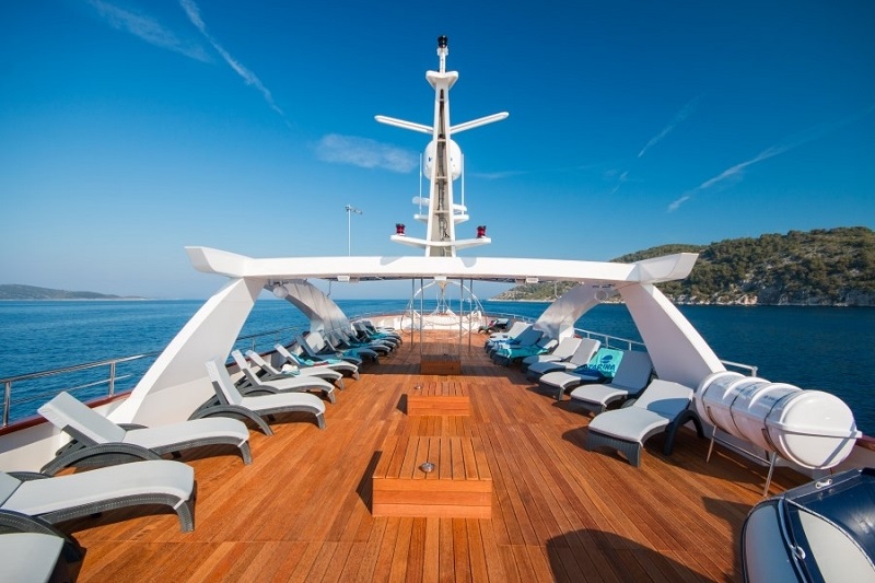 Spacious sundeck