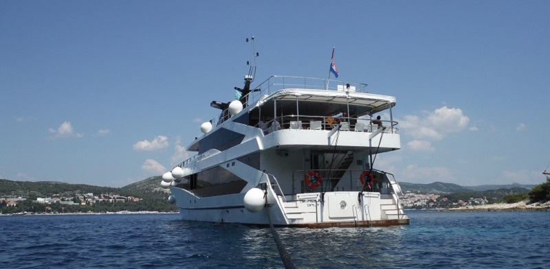 Poppa con piattaforma nuoto e le scale per facile l'accesso al mare