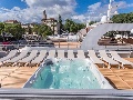 Sun deck with jacuzzi