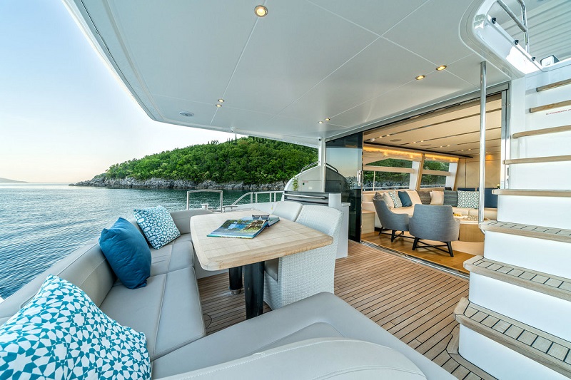 Outdoor sitting area at the stern deck