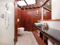Enorme bagno all'interno della cabina armatoriale, due bagni separati con doccia in comune
