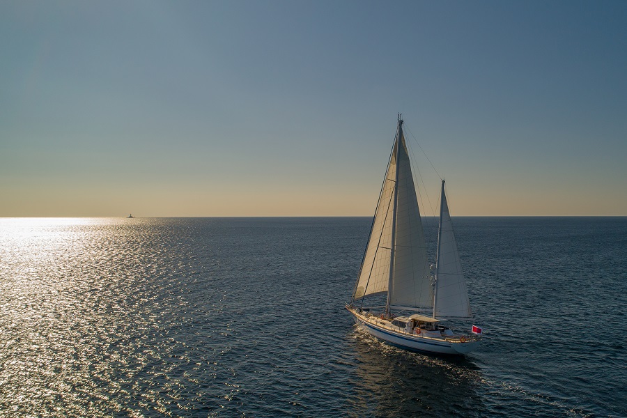 In den Sonnenuntergang segeln