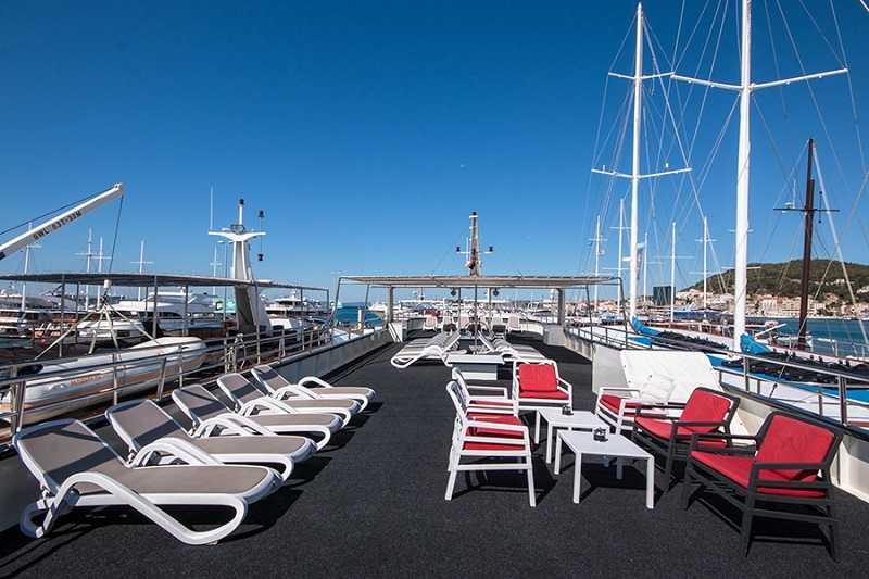 Sun deck with sun loungers