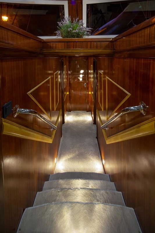 Hallway between the cabins
