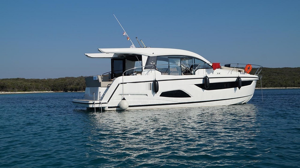 Sealine C390