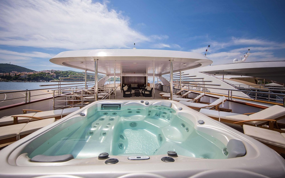 Sun deck with jacuzzi