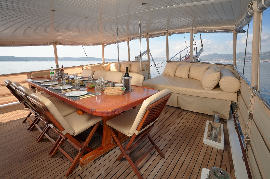 Stern deck with table