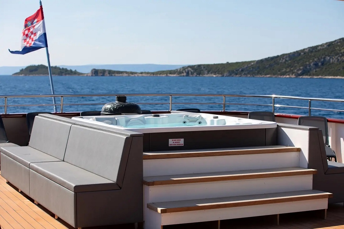 Sun deck with jacuzzi