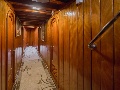 Hallway between the cabins