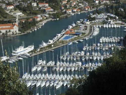 Vista dell'uccello-occhio sulla ACI marina Dubrovnik