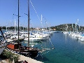 Geankerte Boote in der Marina Betina