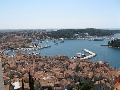 Vista della marina dalla città vecchia di Rovigno