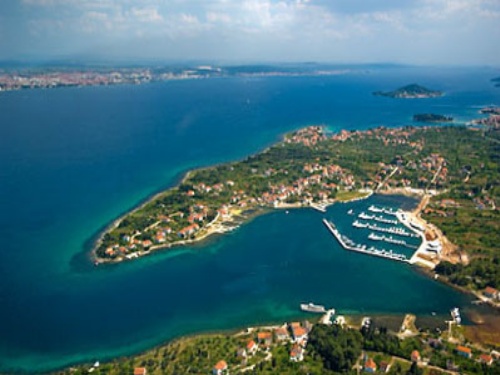 Vista dell'uccello-occhio della marina in Sutomiscica 