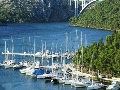 Geankerte Boote in der ACI Marina Skradin