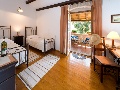 Twin bedroom with balcony