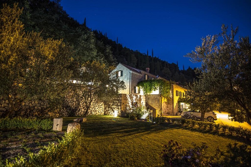 Villa Kameni dvori at night