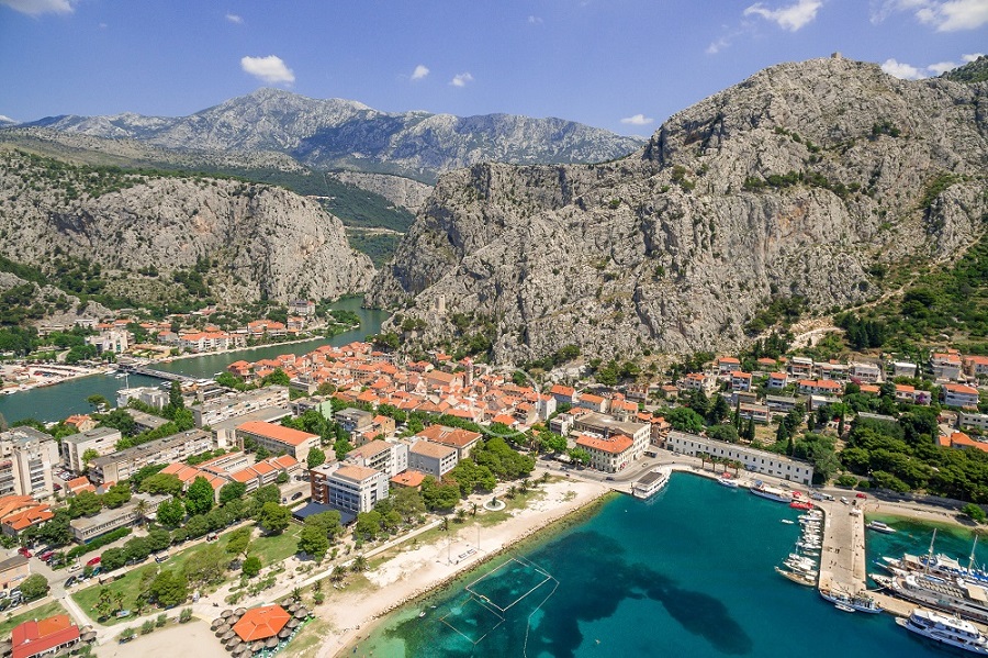 Vista dell'uccello su Omis