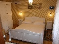 Room 6 with double bed