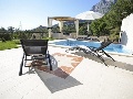 Pool und Sonnenliegen in Villa Majda