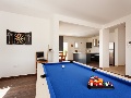 Unterhaltungsraum mit Billiardtisch, Darts und Satellitenfernseher 