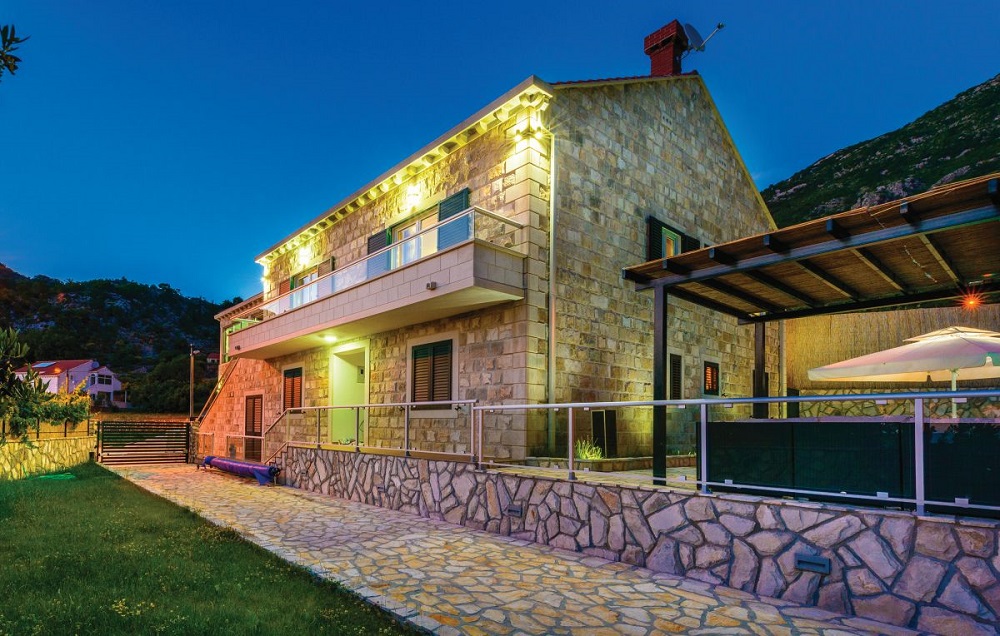 Villa Antonela at night