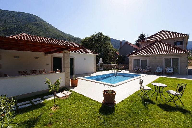 Giardino, piscina e terrazza