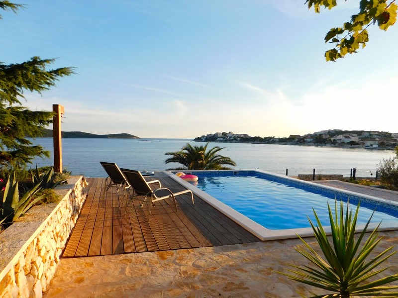 Swimming pool overlooking the sea 