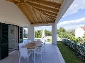 Terrazza coperta con tavolo da pranzo