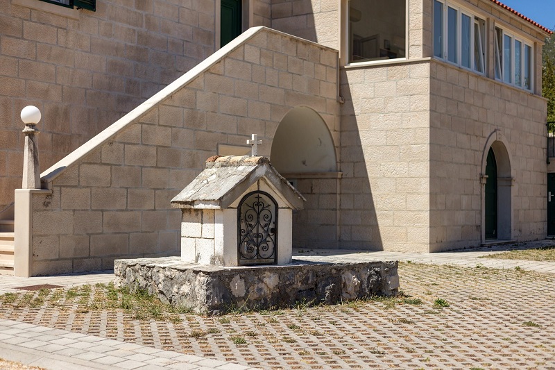 Detail in front of the villa