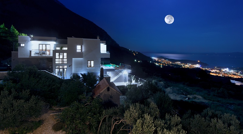 Villa Muccurum at night
