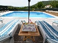 Piscina con lettini prendisole