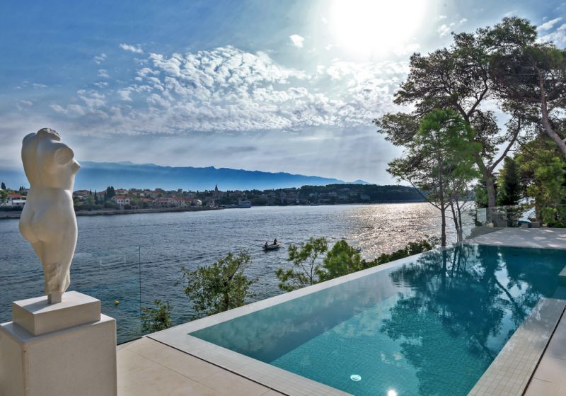 Piscina con vista spettacolare