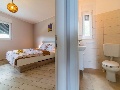 Schlafzimmer und Badezimmer