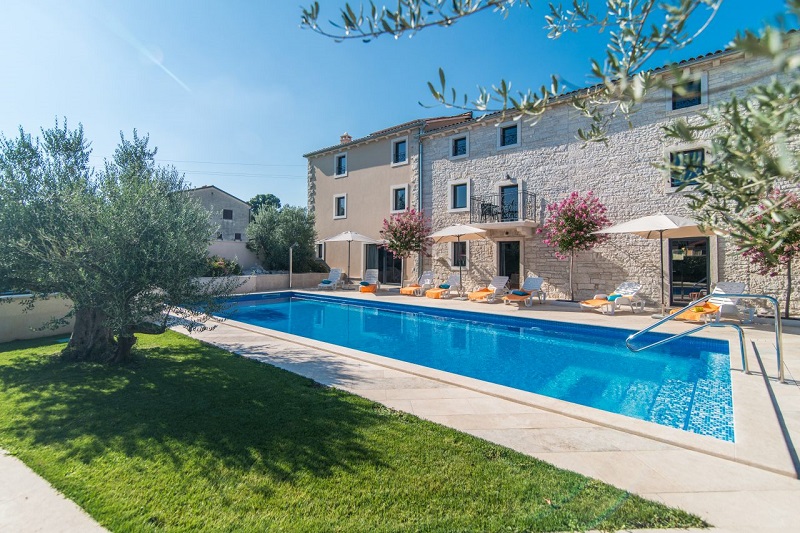 Villa Lorela with pool