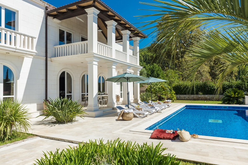 Sun lounges at the pool