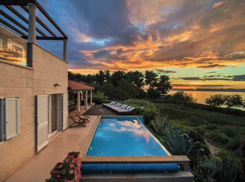 BOOK A VILLA & SAVE UP TO 30%